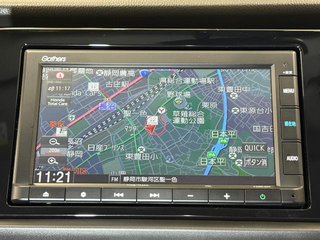 フィット ｅ：ＨＥＶベーシック　ナビＢカメラＥＴＣＬＥＤ　カーテンエアバッグ　ＣＭＢＳ　ＵＳＢポート　Ｒカメ　スマートキー　ＬＥＤヘッド　パワーウインドウ　オートエアコン　ＥＴＣ車載器　クルーズコントロール　エアバッグ　ＡＢＳ（4枚目）