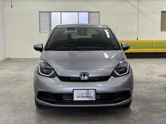 フィット ｅ：ＨＥＶベーシック　ナビＢカメラＥＴＣＬＥＤ　カーテンエアバッグ　ＣＭＢＳ　ＵＳＢポート　Ｒカメ　スマートキー　ＬＥＤヘッド　パワーウインドウ　オートエアコン　ＥＴＣ車載器　クルーズコントロール　エアバッグ　ＡＢＳ（5枚目）