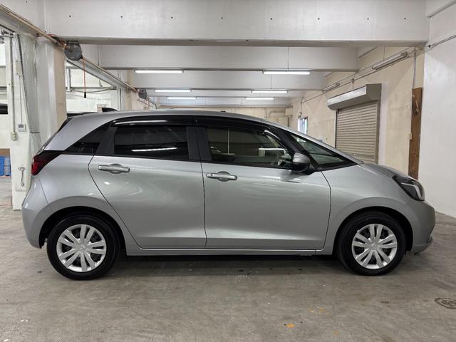 フィット ｅ：ＨＥＶベーシック　ナビＢカメラＥＴＣＬＥＤ　カーテンエアバッグ　ＣＭＢＳ　ＵＳＢポート　Ｒカメ　スマートキー　ＬＥＤヘッド　パワーウインドウ　オートエアコン　ＥＴＣ車載器　クルーズコントロール　エアバッグ　ＡＢＳ（7枚目）