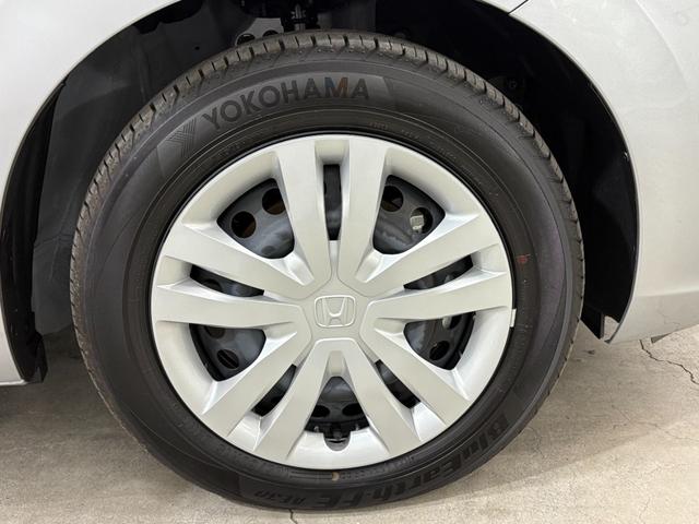 フィット ｅ：ＨＥＶベーシック　ナビＢカメラＥＴＣＬＥＤ　カーテンエアバッグ　ＣＭＢＳ　ＵＳＢポート　Ｒカメ　スマートキー　ＬＥＤヘッド　パワーウインドウ　オートエアコン　ＥＴＣ車載器　クルーズコントロール　エアバッグ　ＡＢＳ（11枚目）
