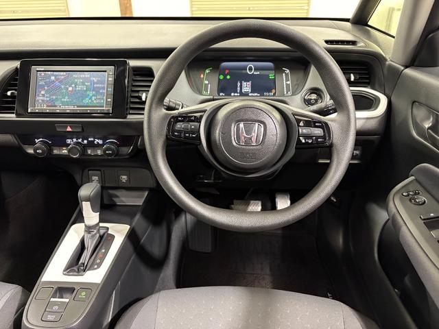 フィット ｅ：ＨＥＶベーシック　ナビＢカメラＥＴＣＬＥＤ　カーテンエアバッグ　ＣＭＢＳ　ＵＳＢポート　Ｒカメ　スマートキー　ＬＥＤヘッド　パワーウインドウ　オートエアコン　ＥＴＣ車載器　クルーズコントロール　エアバッグ　ＡＢＳ（12枚目）