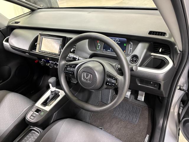 フィット ｅ：ＨＥＶベーシック　ナビＢカメラＥＴＣＬＥＤ　カーテンエアバッグ　ＣＭＢＳ　ＵＳＢポート　Ｒカメ　スマートキー　ＬＥＤヘッド　パワーウインドウ　オートエアコン　ＥＴＣ車載器　クルーズコントロール　エアバッグ　ＡＢＳ（13枚目）