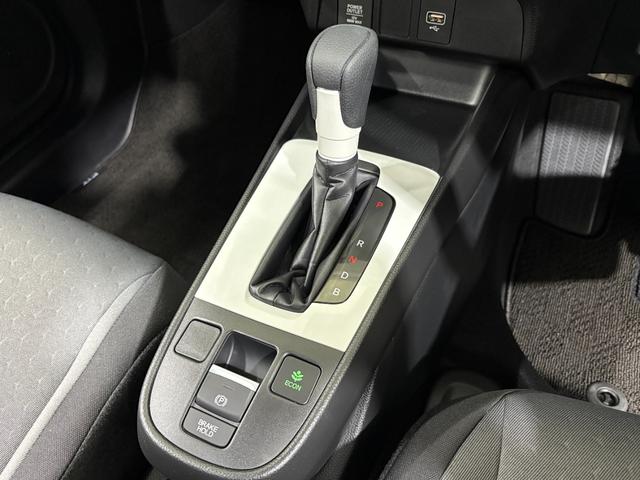 フィット ｅ：ＨＥＶベーシック　ナビＢカメラＥＴＣＬＥＤ　カーテンエアバッグ　ＣＭＢＳ　ＵＳＢポート　Ｒカメ　スマートキー　ＬＥＤヘッド　パワーウインドウ　オートエアコン　ＥＴＣ車載器　クルーズコントロール　エアバッグ　ＡＢＳ（18枚目）