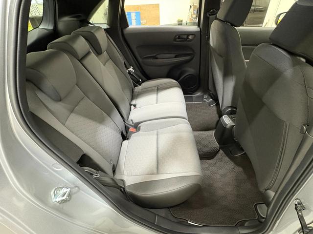 フィット ｅ：ＨＥＶベーシック　ナビＢカメラＥＴＣＬＥＤ　カーテンエアバッグ　ＣＭＢＳ　ＵＳＢポート　Ｒカメ　スマートキー　ＬＥＤヘッド　パワーウインドウ　オートエアコン　ＥＴＣ車載器　クルーズコントロール　エアバッグ　ＡＢＳ（26枚目）