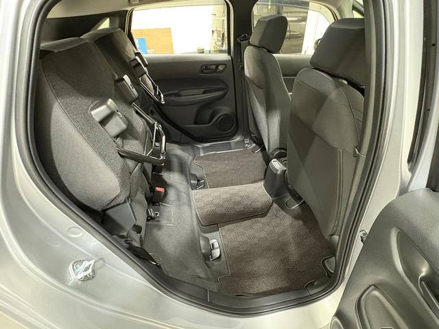 フィット ｅ：ＨＥＶベーシック　ナビＢカメラＥＴＣＬＥＤ　カーテンエアバッグ　ＣＭＢＳ　ＵＳＢポート　Ｒカメ　スマートキー　ＬＥＤヘッド　パワーウインドウ　オートエアコン　ＥＴＣ車載器　クルーズコントロール　エアバッグ　ＡＢＳ（31枚目）