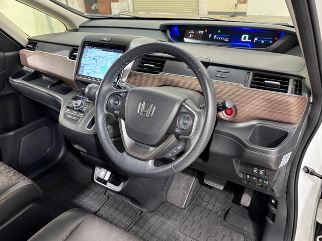 フリード＋ クロスター　ナビフルセグＢカメラＥＴＣＬＥＤＡＷ　両側パワースライドドア　サイドカーテンエアバック　ＬＥＤライト　リヤカメラ　地デジフルセグ　前席シートヒーター　ＶＳＡ　ドライブレコーダー　ＵＳＢ接続　クルコン（13枚目）