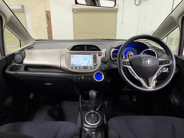 フィットハイブリッド ベースグレード　ナビワンセグＢカメラＥＴＣ　運転席助手席エアバック　ＨＤＤナビ　Ｃコントロール　キーレスエントリーキー　パワーウィンドウ　ＤＶＤ再生　バックモニター　ＡＵＴＯエアコン　ＡＢＳ　ＰＳ　運転席エアバック（3枚目）