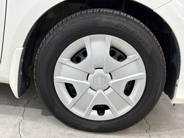 フィットハイブリッド ベースグレード　ナビワンセグＢカメラＥＴＣ　運転席助手席エアバック　ＨＤＤナビ　Ｃコントロール　キーレスエントリーキー　パワーウィンドウ　ＤＶＤ再生　バックモニター　ＡＵＴＯエアコン　ＡＢＳ　ＰＳ　運転席エアバック（11枚目）