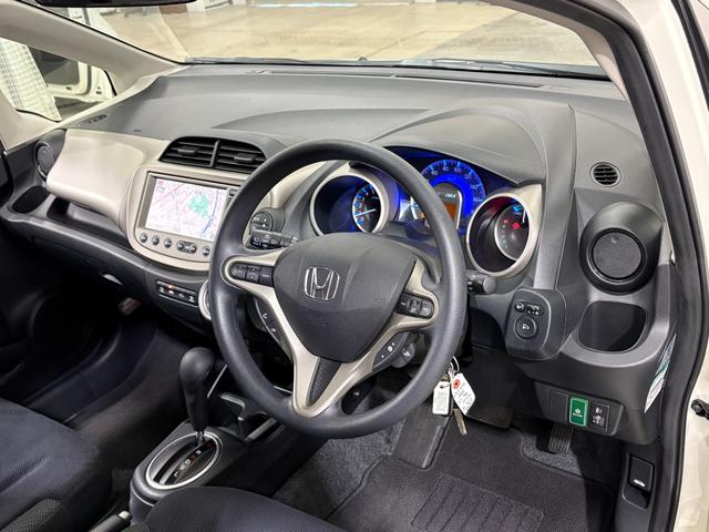 フィットハイブリッド ベースグレード　ナビワンセグＢカメラＥＴＣ　運転席助手席エアバック　ＨＤＤナビ　Ｃコントロール　キーレスエントリーキー　パワーウィンドウ　ＤＶＤ再生　バックモニター　ＡＵＴＯエアコン　ＡＢＳ　ＰＳ　運転席エアバック（12枚目）