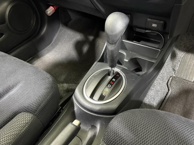 フィットハイブリッド ベースグレード　ナビワンセグＢカメラＥＴＣ　運転席助手席エアバック　ＨＤＤナビ　Ｃコントロール　キーレスエントリーキー　パワーウィンドウ　ＤＶＤ再生　バックモニター　ＡＵＴＯエアコン　ＡＢＳ　ＰＳ　運転席エアバック（17枚目）