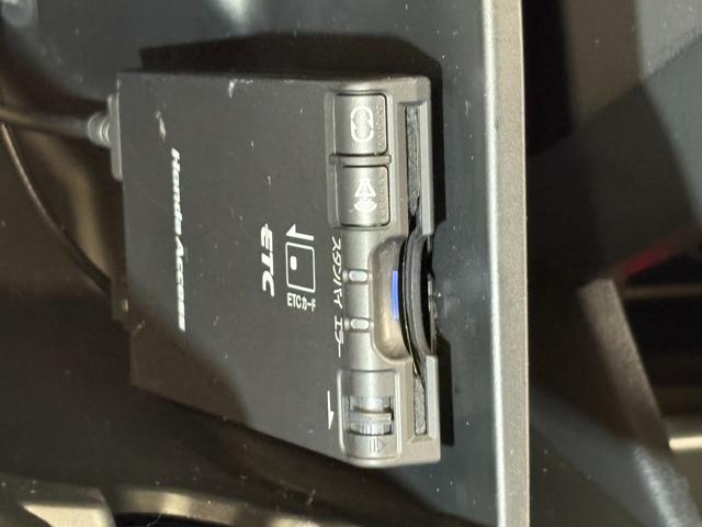 フィットハイブリッド ベースグレード　ナビワンセグＢカメラＥＴＣ　運転席助手席エアバック　ＨＤＤナビ　Ｃコントロール　キーレスエントリーキー　パワーウィンドウ　ＤＶＤ再生　バックモニター　ＡＵＴＯエアコン　ＡＢＳ　ＰＳ　運転席エアバック（19枚目）