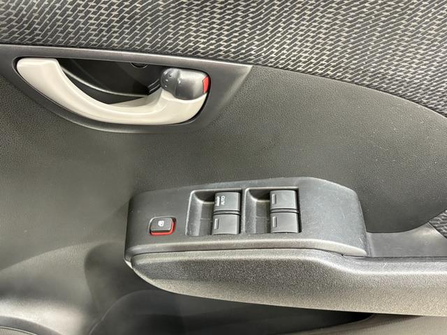 フィットハイブリッド ベースグレード　ナビワンセグＢカメラＥＴＣ　運転席助手席エアバック　ＨＤＤナビ　Ｃコントロール　キーレスエントリーキー　パワーウィンドウ　ＤＶＤ再生　バックモニター　ＡＵＴＯエアコン　ＡＢＳ　ＰＳ　運転席エアバック（24枚目）