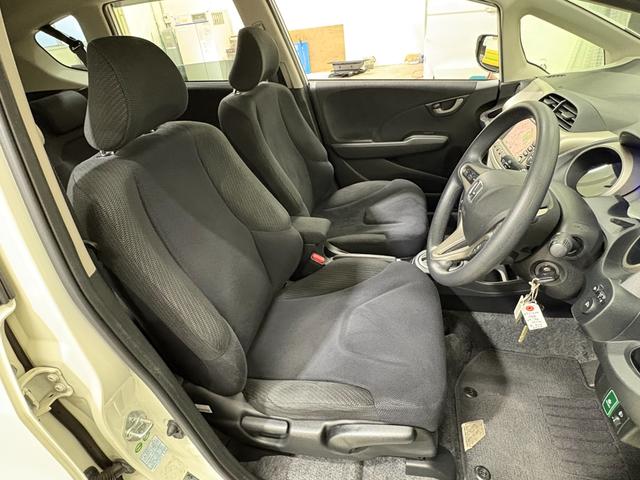 フィットハイブリッド ベースグレード　ナビワンセグＢカメラＥＴＣ　運転席助手席エアバック　ＨＤＤナビ　Ｃコントロール　キーレスエントリーキー　パワーウィンドウ　ＤＶＤ再生　バックモニター　ＡＵＴＯエアコン　ＡＢＳ　ＰＳ　運転席エアバック（25枚目）