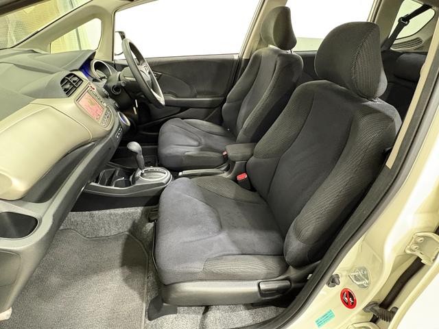 フィットハイブリッド ベースグレード　ナビワンセグＢカメラＥＴＣ　運転席助手席エアバック　ＨＤＤナビ　Ｃコントロール　キーレスエントリーキー　パワーウィンドウ　ＤＶＤ再生　バックモニター　ＡＵＴＯエアコン　ＡＢＳ　ＰＳ　運転席エアバック（27枚目）