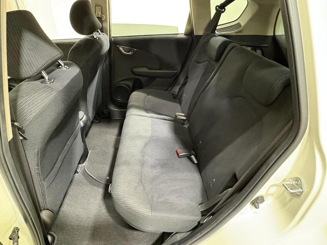 フィットハイブリッド ベースグレード　ナビワンセグＢカメラＥＴＣ　運転席助手席エアバック　ＨＤＤナビ　Ｃコントロール　キーレスエントリーキー　パワーウィンドウ　ＤＶＤ再生　バックモニター　ＡＵＴＯエアコン　ＡＢＳ　ＰＳ　運転席エアバック（29枚目）