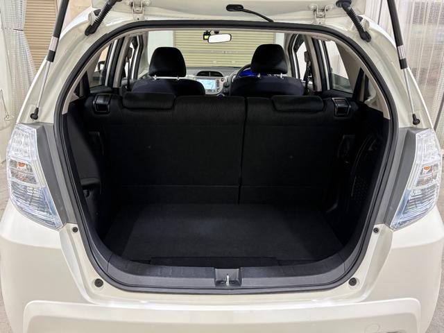 フィットハイブリッド ベースグレード　ナビワンセグＢカメラＥＴＣ　運転席助手席エアバック　ＨＤＤナビ　Ｃコントロール　キーレスエントリーキー　パワーウィンドウ　ＤＶＤ再生　バックモニター　ＡＵＴＯエアコン　ＡＢＳ　ＰＳ　運転席エアバック（30枚目）