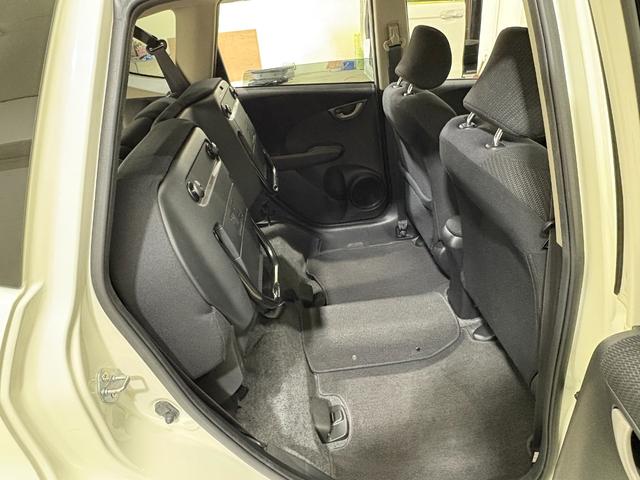 フィットハイブリッド ベースグレード　ナビワンセグＢカメラＥＴＣ　運転席助手席エアバック　ＨＤＤナビ　Ｃコントロール　キーレスエントリーキー　パワーウィンドウ　ＤＶＤ再生　バックモニター　ＡＵＴＯエアコン　ＡＢＳ　ＰＳ　運転席エアバック（32枚目）