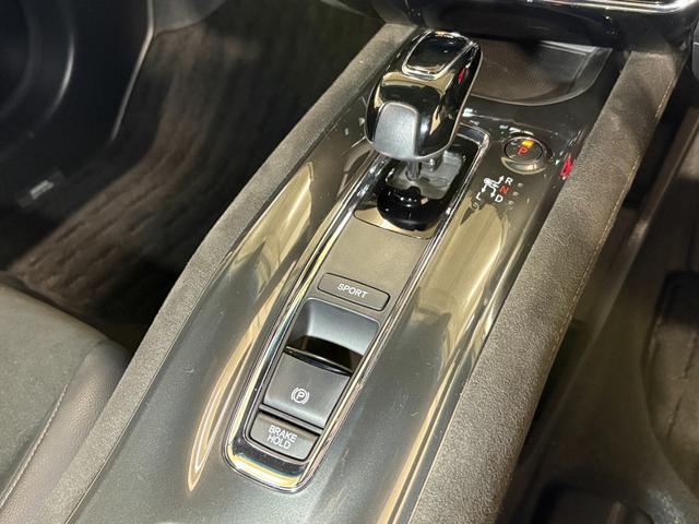 ヴェゼル ハイブリッドＲＳ・ホンダセンシング　ナビフルセグＢカメラＥＴＣＬＥＤＡＷ　ＥＴＣ付　サイドＳＲＳ　Ｒカメ　フルオートエアコン　ＵＳＢ接続　両席エアバック　スマキー　オートクルーズコントロール　衝突軽減ブレーキシステム　ＴＶナビ　ＡＢＳ（19枚目）