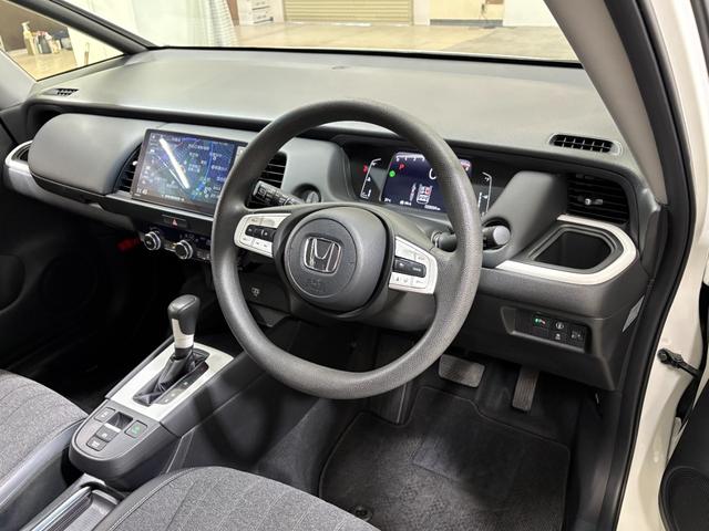 フィット ホーム　ナビフルセグＢカメラＥＴＣＬＥＤ　衝突軽減ブレーキ　リアカメ　ＬＥＤライト　クリアランスソナー　フルセグＴＶ　ドラレコ　エアバッグ　ｉストップ　スマ－トキ－　ＥＴＣ車載器　Ｗエアバック　ＵＳＢポート（13枚目）