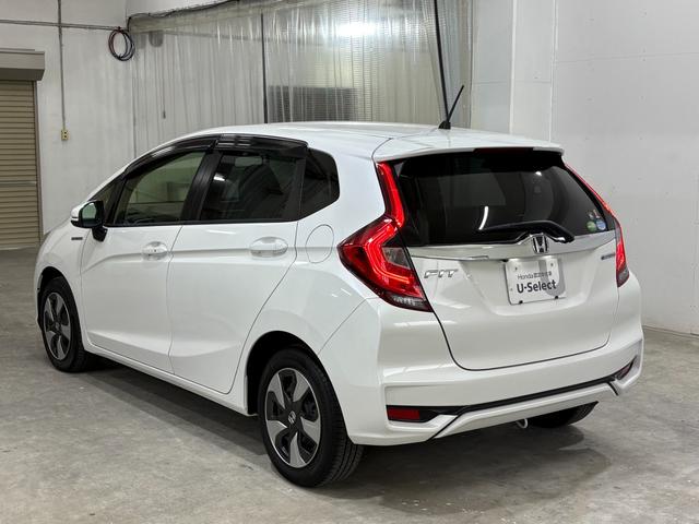 フィットハイブリッド Ｌホンダセンシング　ナビフルセグＢカメラＥＴＣＬＥＤ　軽減ブレーキ　Ｒカメ　サイドＳＲＳ　横滑り防止　ドライブレコーダー　フルセグテレビ　ナビＴＶ　パワーステアリング　オートクルーズ　ＥＴＣ車載器　ＤＶＤ再生　ＡＢＳ（2枚目）