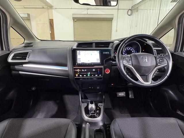 フィットハイブリッド Ｌホンダセンシング　ナビフルセグＢカメラＥＴＣＬＥＤ　軽減ブレーキ　Ｒカメ　サイドＳＲＳ　横滑り防止　ドライブレコーダー　フルセグテレビ　ナビＴＶ　パワーステアリング　オートクルーズ　ＥＴＣ車載器　ＤＶＤ再生　ＡＢＳ（3枚目）