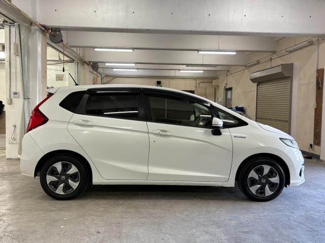 フィットハイブリッド Ｌホンダセンシング　ナビフルセグＢカメラＥＴＣＬＥＤ　軽減ブレーキ　Ｒカメ　サイドＳＲＳ　横滑り防止　ドライブレコーダー　フルセグテレビ　ナビＴＶ　パワーステアリング　オートクルーズ　ＥＴＣ車載器　ＤＶＤ再生　ＡＢＳ（7枚目）