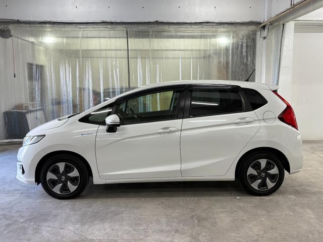 フィットハイブリッド Ｌホンダセンシング　ナビフルセグＢカメラＥＴＣＬＥＤ　軽減ブレーキ　Ｒカメ　サイドＳＲＳ　横滑り防止　ドライブレコーダー　フルセグテレビ　ナビＴＶ　パワーステアリング　オートクルーズ　ＥＴＣ車載器　ＤＶＤ再生　ＡＢＳ（8枚目）