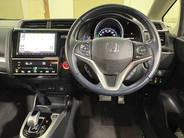 フィットハイブリッド Ｌホンダセンシング　ナビフルセグＢカメラＥＴＣＬＥＤ　軽減ブレーキ　Ｒカメ　サイドＳＲＳ　横滑り防止　ドライブレコーダー　フルセグテレビ　ナビＴＶ　パワーステアリング　オートクルーズ　ＥＴＣ車載器　ＤＶＤ再生　ＡＢＳ（12枚目）