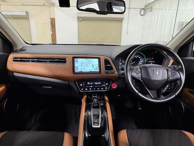 ヴェゼル ハイブリッドＺ・ホンダセンシング　ナビフルセグＢカメラＥＴＣＬＥＤＡＷ　レーダーサポート　フロントカメラ　Ｐセンサー　ＤＶＤ再生機能　横滑り防止システム　バックアイカメラ　シートヒーター付　スマ－トキ－　パワーウィンド　ＵＳＢ接続（3枚目）