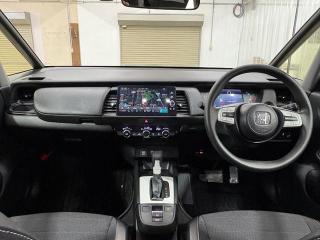 フィット ｅ：ＨＥＶクロスター　ナビフルセグＢカメラＥＴＣＬＥＤＡＷ　衝突回避システム　フルオートエアコン　前後センサー　ＬＥＤランプ　エアバッグ　サイドエアバック　地デジ　オートクルーズコントロール　ＶＳＡ　バックカメラ　ＵＳＢ（3枚目）