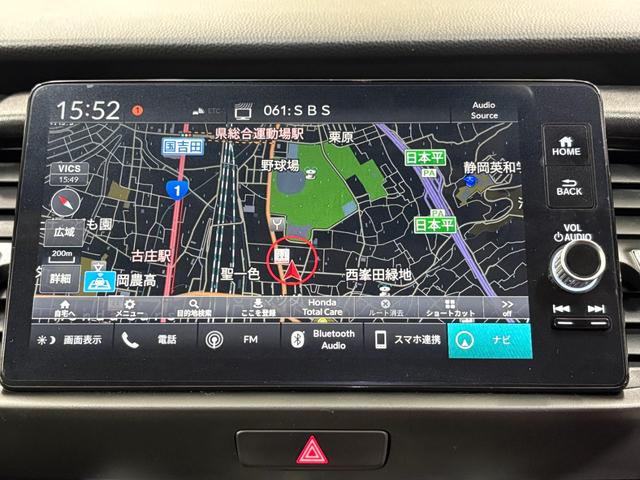 フィット ｅ：ＨＥＶクロスター　ナビフルセグＢカメラＥＴＣＬＥＤＡＷ　衝突回避システム　フルオートエアコン　前後センサー　ＬＥＤランプ　エアバッグ　サイドエアバック　地デジ　オートクルーズコントロール　ＶＳＡ　バックカメラ　ＵＳＢ（4枚目）