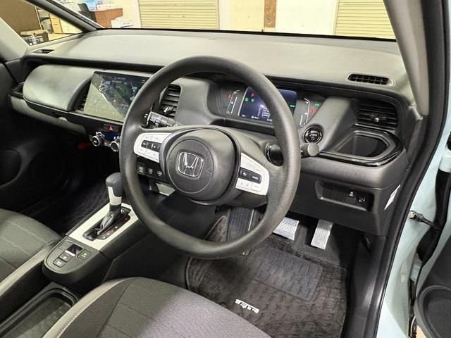 フィット ｅ：ＨＥＶクロスター　ナビフルセグＢカメラＥＴＣＬＥＤＡＷ　衝突回避システム　フルオートエアコン　前後センサー　ＬＥＤランプ　エアバッグ　サイドエアバック　地デジ　オートクルーズコントロール　ＶＳＡ　バックカメラ　ＵＳＢ（12枚目）