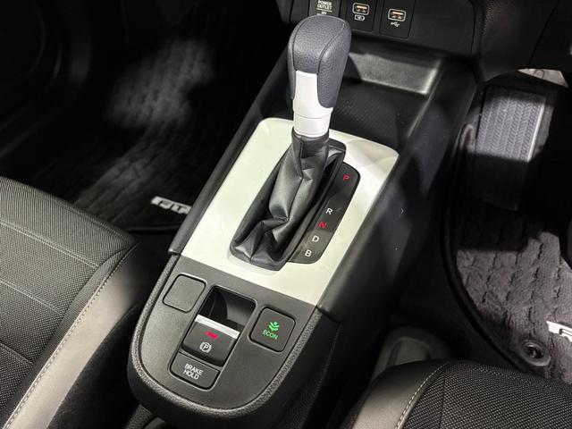 フィット ｅ：ＨＥＶクロスター　ナビフルセグＢカメラＥＴＣＬＥＤＡＷ　衝突回避システム　フルオートエアコン　前後センサー　ＬＥＤランプ　エアバッグ　サイドエアバック　地デジ　オートクルーズコントロール　ＶＳＡ　バックカメラ　ＵＳＢ（19枚目）