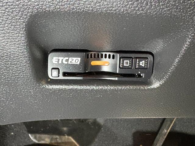 フィット ｅ：ＨＥＶクロスター　ナビフルセグＢカメラＥＴＣＬＥＤＡＷ　衝突回避システム　フルオートエアコン　前後センサー　ＬＥＤランプ　エアバッグ　サイドエアバック　地デジ　オートクルーズコントロール　ＶＳＡ　バックカメラ　ＵＳＢ（21枚目）