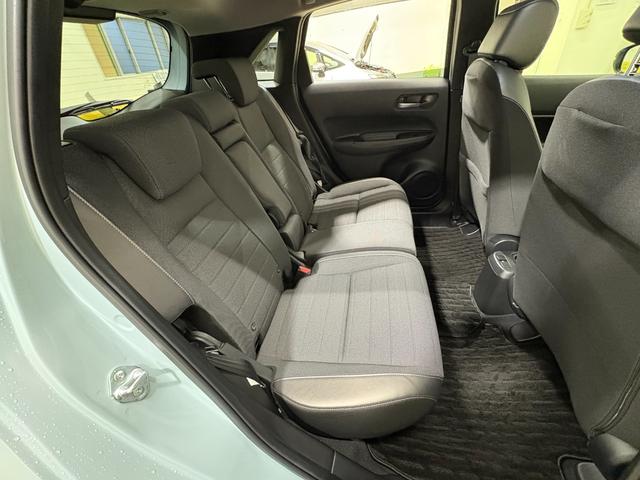 フィット ｅ：ＨＥＶクロスター　ナビフルセグＢカメラＥＴＣＬＥＤＡＷ　衝突回避システム　フルオートエアコン　前後センサー　ＬＥＤランプ　エアバッグ　サイドエアバック　地デジ　オートクルーズコントロール　ＶＳＡ　バックカメラ　ＵＳＢ（29枚目）