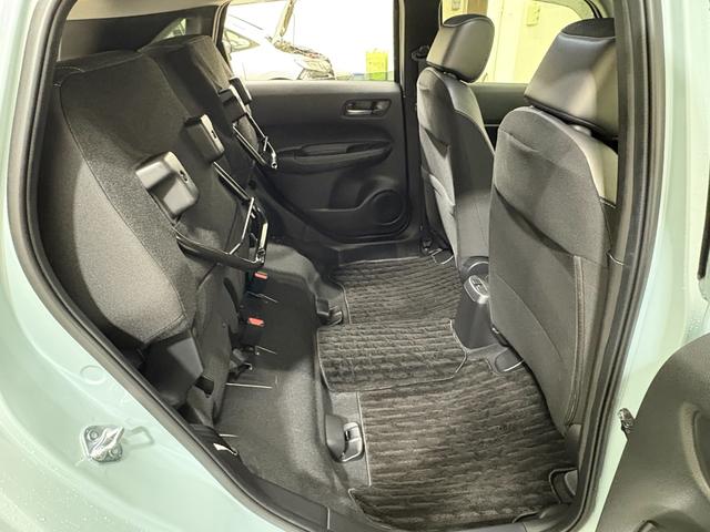 フィット ｅ：ＨＥＶクロスター　ナビフルセグＢカメラＥＴＣＬＥＤＡＷ　衝突回避システム　フルオートエアコン　前後センサー　ＬＥＤランプ　エアバッグ　サイドエアバック　地デジ　オートクルーズコントロール　ＶＳＡ　バックカメラ　ＵＳＢ（34枚目）