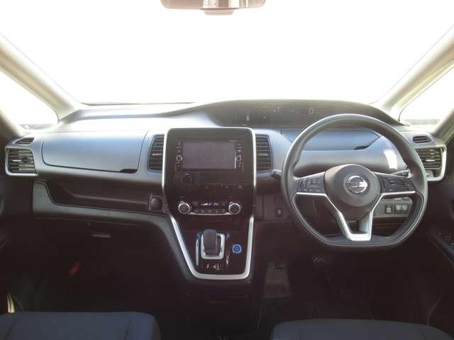 セレナ １．２　ｅ－ＰＯＷＥＲ　ＸＶ　両側オートスライドドア　純正アルミ　ＥＴＣ　バックビューモニター　両側パワースライドドア　クルーズコントロール　ワンオーナー車　ＥＴＣ　スマートキー　アルミホイール　キーレス　パワーウィンドウ　エアバッグ　オートエアコン　メモリーナビ　ナビＴＶ（3枚目）