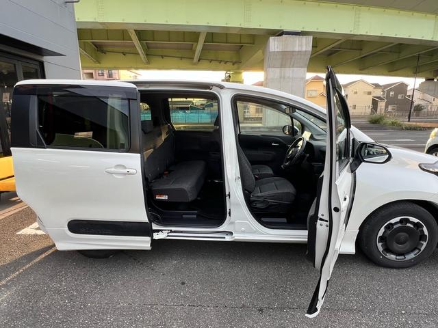 シエンタ ハイブリッドＺ　全方位モニター　両側電動スライドドア　ＬＥＤライト　５人乗り　ＢＬＵＥＴＯＯＴＨ　テレビ　シートヒーター　１００Ｖ　車検整備付　タイヤ新品　プッシュスタート（8枚目）