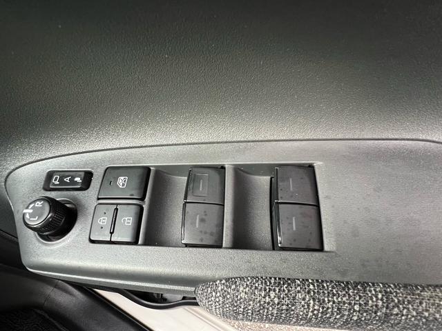 シエンタ ハイブリッドＺ　全方位モニター　両側電動スライドドア　ＬＥＤライト　５人乗り　ＢＬＵＥＴＯＯＴＨ　テレビ　シートヒーター　１００Ｖ　車検整備付　タイヤ新品　プッシュスタート（16枚目）