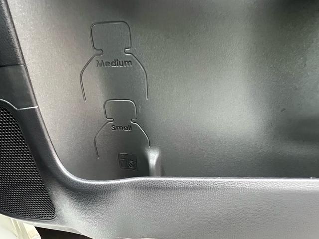 シエンタ ハイブリッドＺ　全方位モニター　両側電動スライドドア　ＬＥＤライト　５人乗り　ＢＬＵＥＴＯＯＴＨ　テレビ　シートヒーター　１００Ｖ　車検整備付　タイヤ新品　プッシュスタート（18枚目）