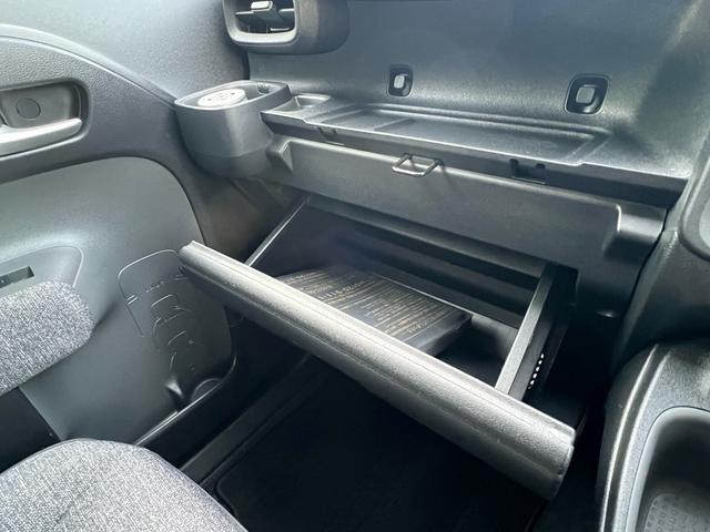 シエンタ ハイブリッドＺ　全方位モニター　両側電動スライドドア　ＬＥＤライト　５人乗り　ＢＬＵＥＴＯＯＴＨ　テレビ　シートヒーター　１００Ｖ　車検整備付　タイヤ新品　プッシュスタート（31枚目）