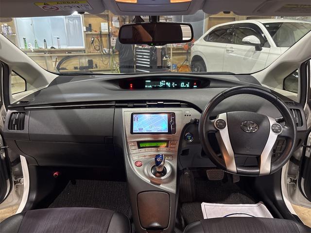 プリウス Ｇ　ＥＴＣ　オートクルーズコントロール　バックカメラ　ナビ　アルミホイール　オートライト　ＨＩＤ　ＣＶＴ　スマートキー　アイドリングストップ　電動格納ミラー　盗難防止システム　パワーシート　ＣＤ（2枚目）
