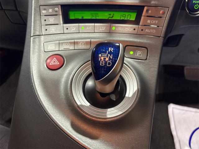 プリウス Ｇ　ＥＴＣ　オートクルーズコントロール　バックカメラ　ナビ　アルミホイール　オートライト　ＨＩＤ　ＣＶＴ　スマートキー　アイドリングストップ　電動格納ミラー　盗難防止システム　パワーシート　ＣＤ（7枚目）