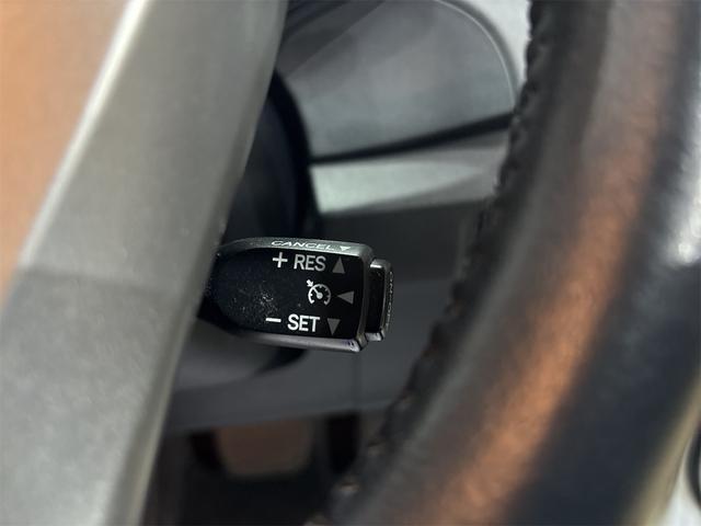 プリウス Ｇ　ＥＴＣ　オートクルーズコントロール　バックカメラ　ナビ　アルミホイール　オートライト　ＨＩＤ　ＣＶＴ　スマートキー　アイドリングストップ　電動格納ミラー　盗難防止システム　パワーシート　ＣＤ（8枚目）