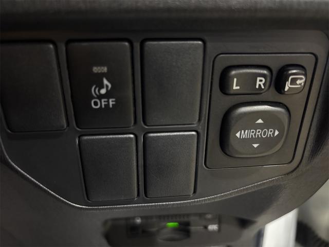 プリウス Ｇ　ＥＴＣ　オートクルーズコントロール　バックカメラ　ナビ　アルミホイール　オートライト　ＨＩＤ　ＣＶＴ　スマートキー　アイドリングストップ　電動格納ミラー　盗難防止システム　パワーシート　ＣＤ（9枚目）