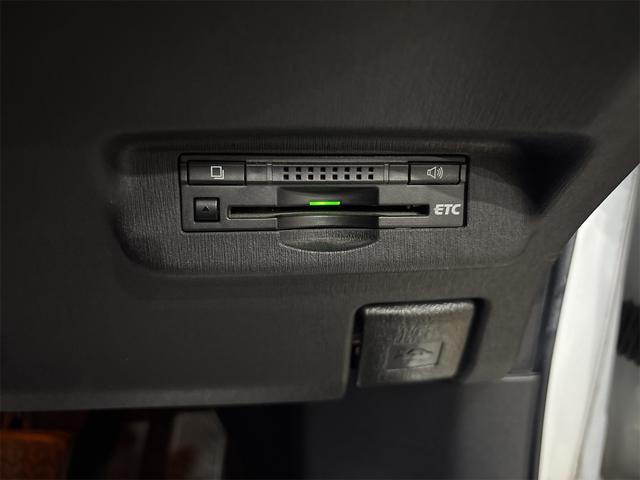 プリウス Ｇ　ＥＴＣ　オートクルーズコントロール　バックカメラ　ナビ　アルミホイール　オートライト　ＨＩＤ　ＣＶＴ　スマートキー　アイドリングストップ　電動格納ミラー　盗難防止システム　パワーシート　ＣＤ（10枚目）