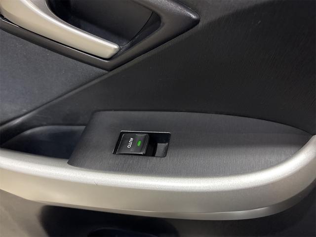 プリウス Ｇ　ＥＴＣ　オートクルーズコントロール　バックカメラ　ナビ　アルミホイール　オートライト　ＨＩＤ　ＣＶＴ　スマートキー　アイドリングストップ　電動格納ミラー　盗難防止システム　パワーシート　ＣＤ（11枚目）