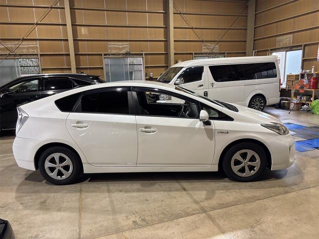 プリウス Ｇ　ＥＴＣ　オートクルーズコントロール　バックカメラ　ナビ　アルミホイール　オートライト　ＨＩＤ　ＣＶＴ　スマートキー　アイドリングストップ　電動格納ミラー　盗難防止システム　パワーシート　ＣＤ（14枚目）