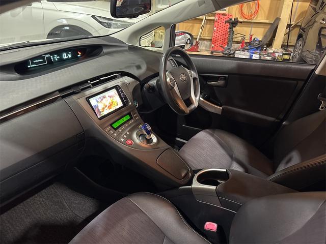 プリウス Ｇ　ＥＴＣ　オートクルーズコントロール　バックカメラ　ナビ　アルミホイール　オートライト　ＨＩＤ　ＣＶＴ　スマートキー　アイドリングストップ　電動格納ミラー　盗難防止システム　パワーシート　ＣＤ（38枚目）