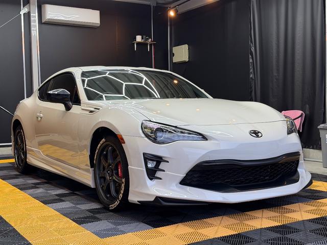 ８６ ＧＴ　後期型　禁煙車　６ＭＴ　エアサス（エアフォース）　モデリスタフルエアロ　ＴＲＤブレーキ　トムスＡＷ　ワンオーナー　　　ガレージ保管　オプション有（2枚目）